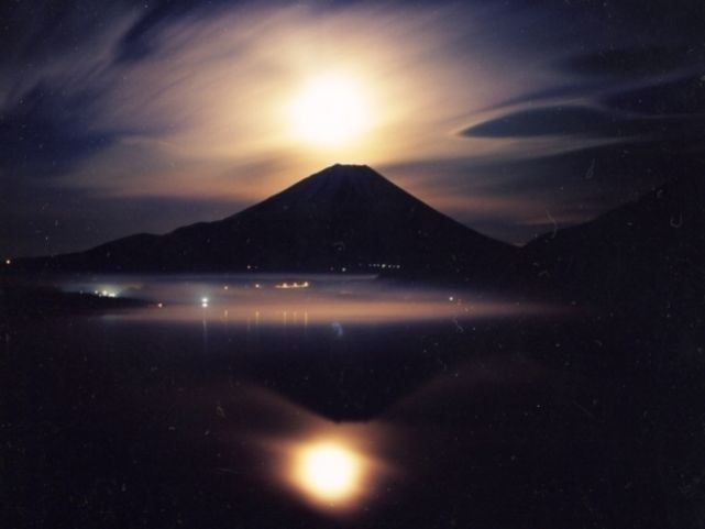 月に照れされた富士山～本栖湖より