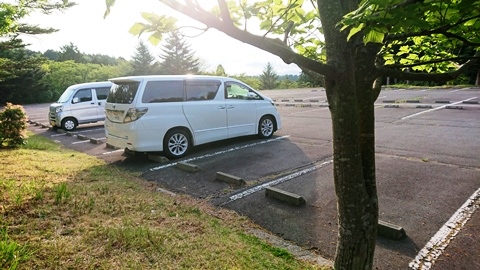 天城高原ゴルフ場に停車をしている２代目インプレ車